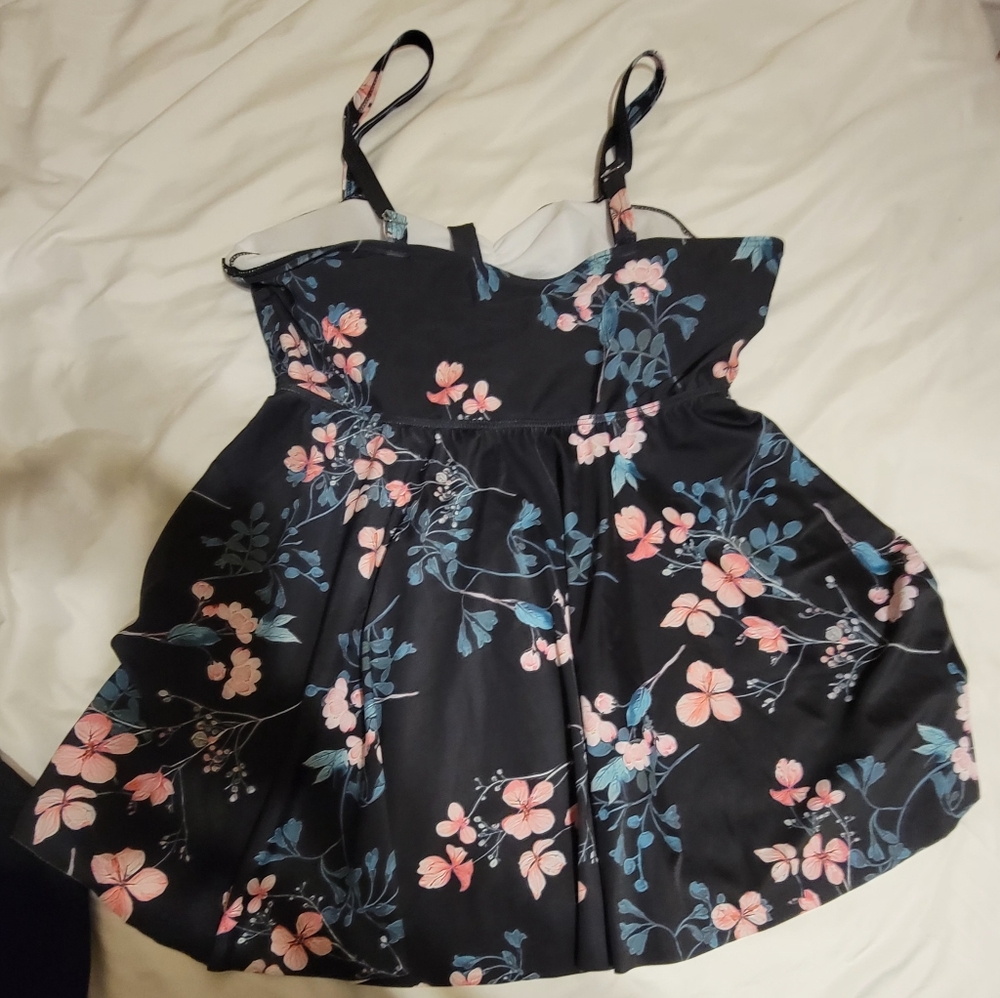 Swimsuit - Picture 3 of 4